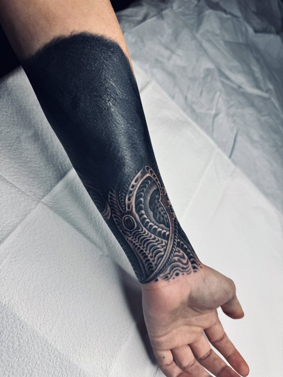 H.R Giger inspired patterns emerging from full blackout forearm 
Covering three well done but poorly placed Star Wars tattoos from a much younger Jasper
Xenomorph is next ❤️