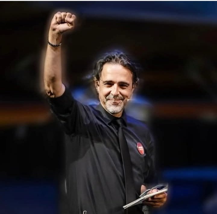 Halkı,devleti yolsuzluğa hırsızlığa,namussuzluğa karşı koruyan adama madalya takılacağuna hapsi isteniyor.
       Sözün bittiği yerdeyiz.