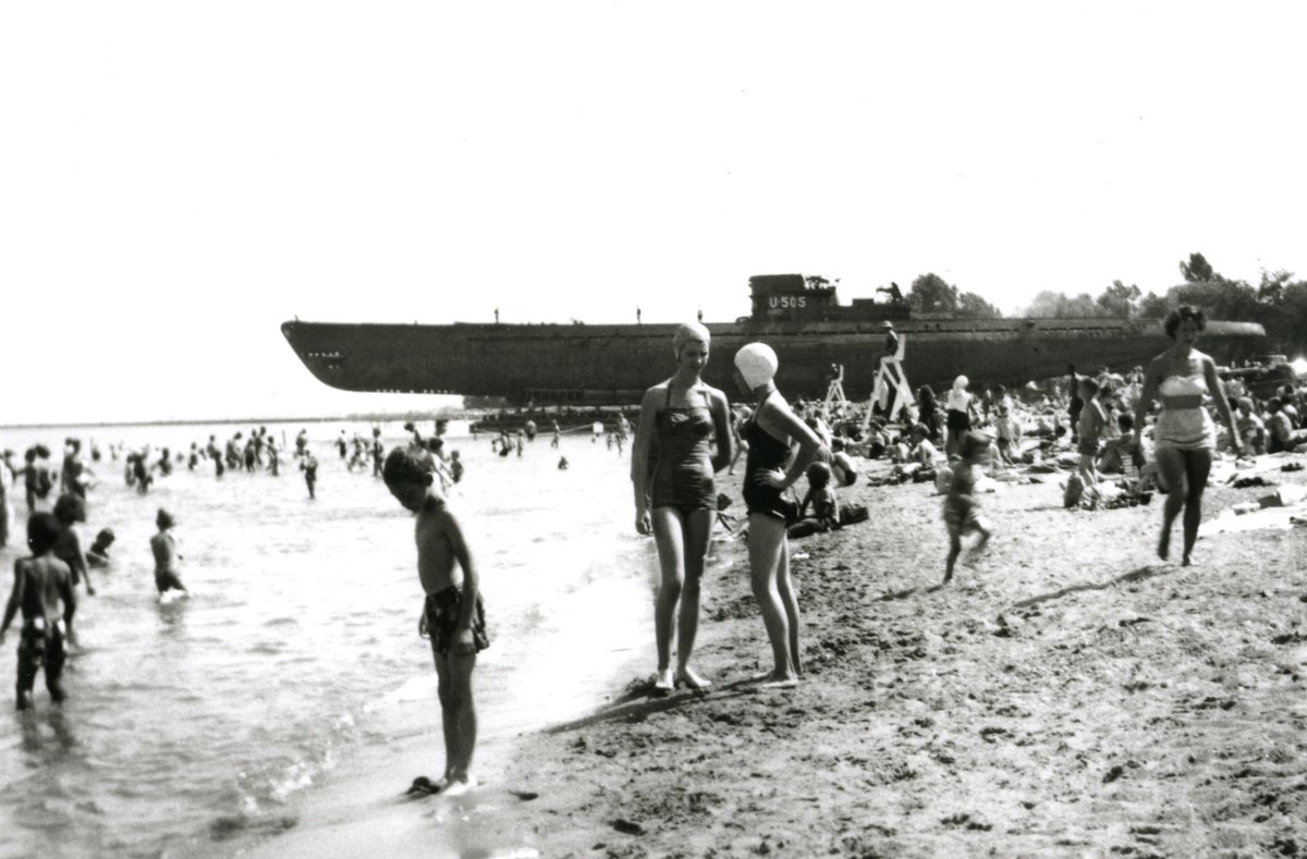 msichicago's tweet image. Sunscreen: β
Beach towel: β
U-505: π€―
Before it became a museum icon, the U-505 made an unforgettable appearance on the sands of Lake Michigan, captured in this rare, undated photo.
