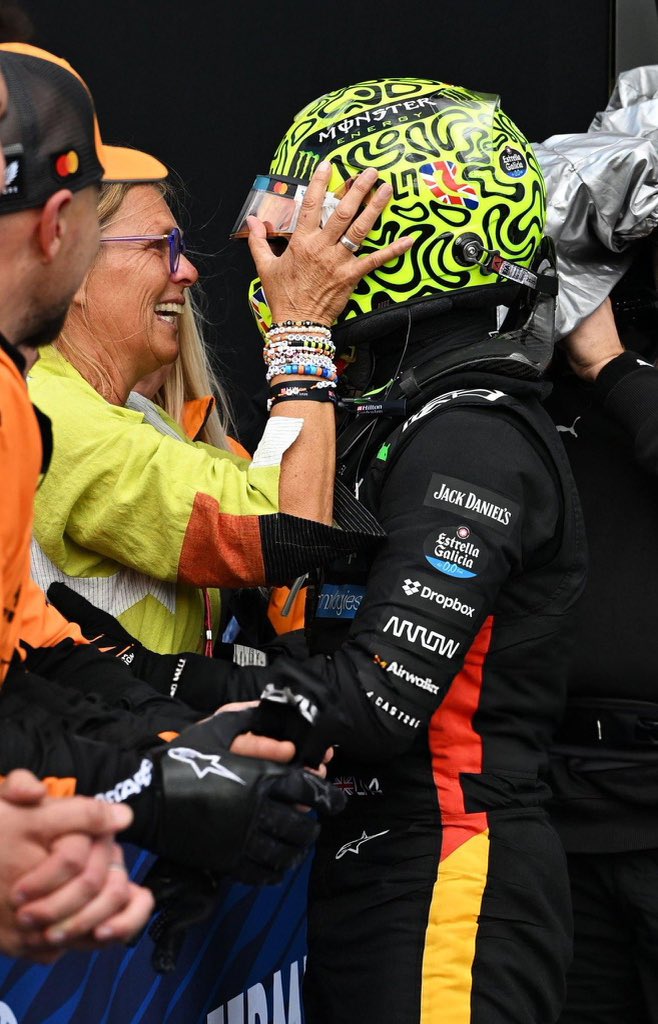 CarolinaTretoa's tweet photo. Cuando McLaren ganó el campeonato por el, el año pasado, su mamá le dijo:“You made so many people happy”

Y quiero que sepas Lando Norris que lo volviste a hacer otra vez https://t.co/NkDLlU3jtM