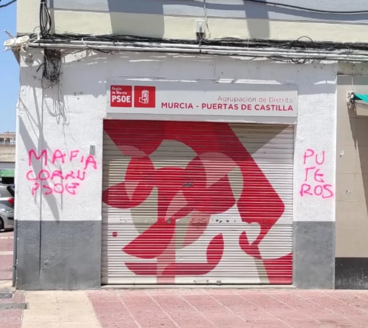 jsrmurcia's tweet photo. Esto no se puede tolerar. Hoy es Valencia, ayer eran Murcia y Molina de Segura. El odio es el mismo, y todavía Feijóo celebra el no hacer un cordón sanitario a la extrema derecha.

Ánimo, compañeros. La defensa de la democracia siempre será el lado correcto de la historia✊🏾🌹 https://t.co/3OUZjuVyP1