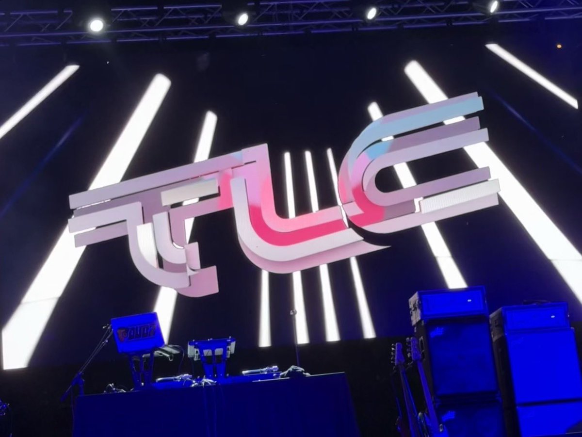 LindsayRun30's tweet photo. Had the time of my life last nightโฆdreams really do come true! ๐ฏ๐ฅณ๐ซถ
#MeantToBe #SecondRow #ColoradoGirl @OfficialTLC @officialchilli @TheRealTBOZ https://t.co/EqgFyDyELZ
