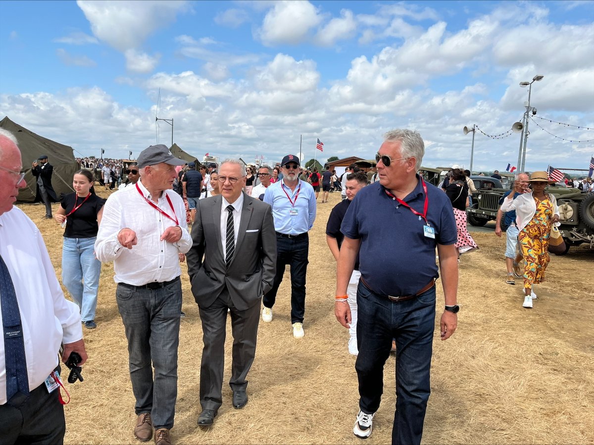 Quel spectacle magnifique dans le ciel Choletais ! 
Bravo à la <a href="/PAFofficiel/">Patrouille de France</a> et à l'ensemble des participants! 
Merci aux organisateurs et aux nombreux bénévoles mobilisés pour que cette 8ème édition soit exceptionnelle.