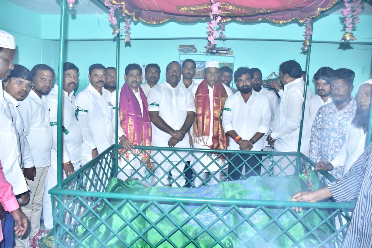 బోడుప్పల్, పిర్జాదిగూడ మున్సిపల్ కార్పొరేషన్ పరిధిలో జరిగిన మొహర్రం పీర్ల పండుగ కార్యక్రమలలో పాల్గొనడం జరిగింది.
పీర్లకు దట్టిలు సమర్పించి ప్రత్యేక ప్రార్థనలు చేయడం జరిగింది.