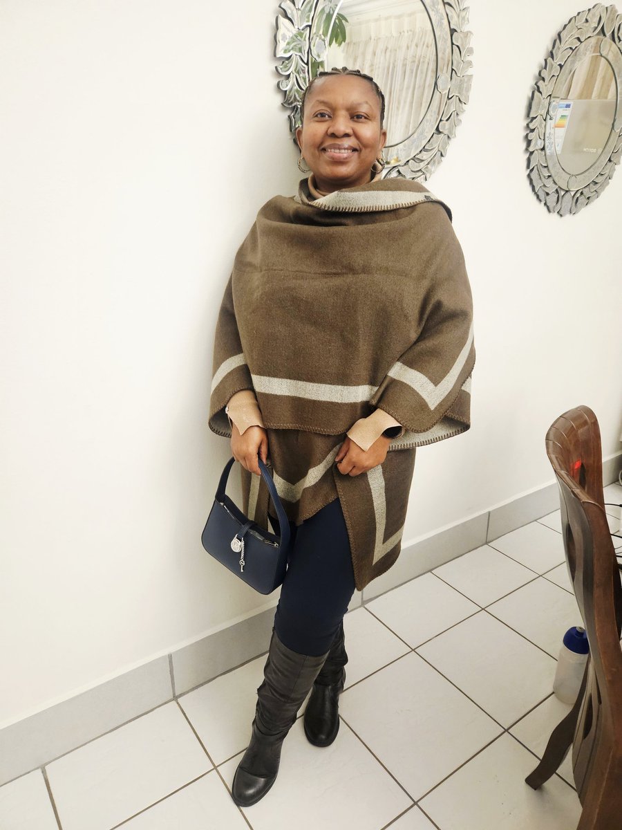This shawl was made in China 🇨🇳  using raw wool 🐑 from Lesotho 🇱🇸. I bought it in Argentina 🇦🇷. 

Which of the 3 countries do you think benefitted the least from its supply chain?

Which frame is your favourite style of wearing it? 
#Lstwitter