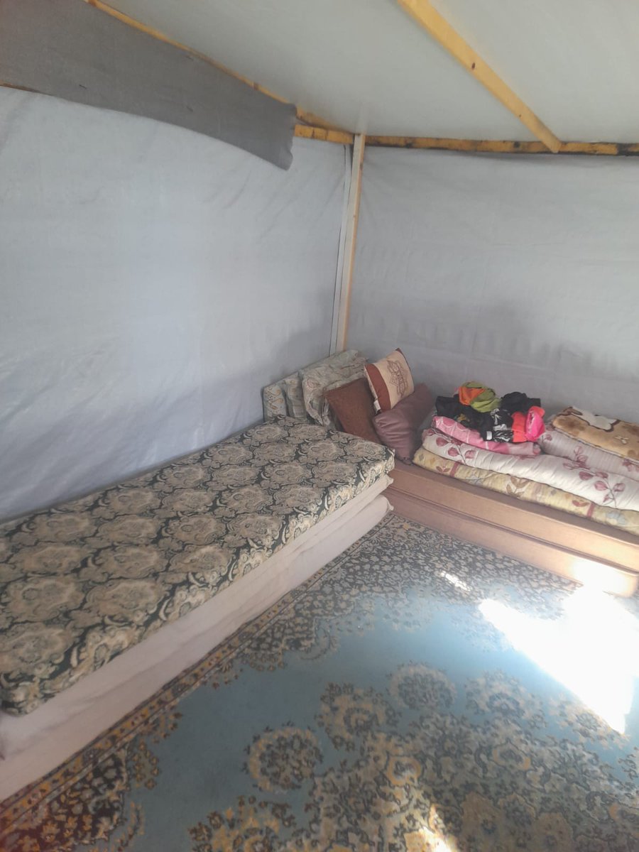 baraa_ubaida's tweet image. This is what our lives have become. We live in tents that do not protect us from the scorching sun or the rain. We accepted this situation, but now we are also dying from hunger and the scarcity of water. Our lives have become an unbearable hell. We want to escape from all forms…