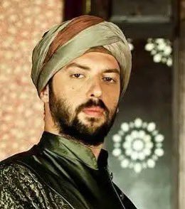 İbrahim Paşa günümüze mektup yazsaydı ne yazardı?👇🏻👇🏻👇🏻
Ben ki, bir zamanlar “Pargalı” idim.
Sonra “Veziriazam”, sonra “Damat”, sonra “Makbul”…
Ve nihayet: “Maktul”.

Adım İbrahim Paşa,
Yüzyıllar önce dostum dediğim sultanın sağ koluydum.
Ama kol uzun olursa, gölgesi sultana