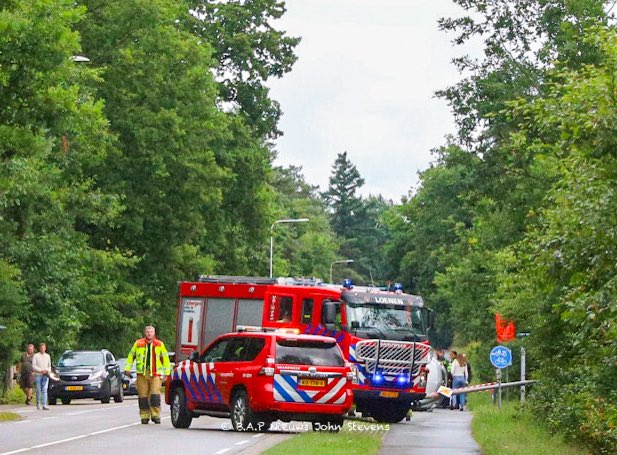 Voertuig op zijn kant bij Beekbergen