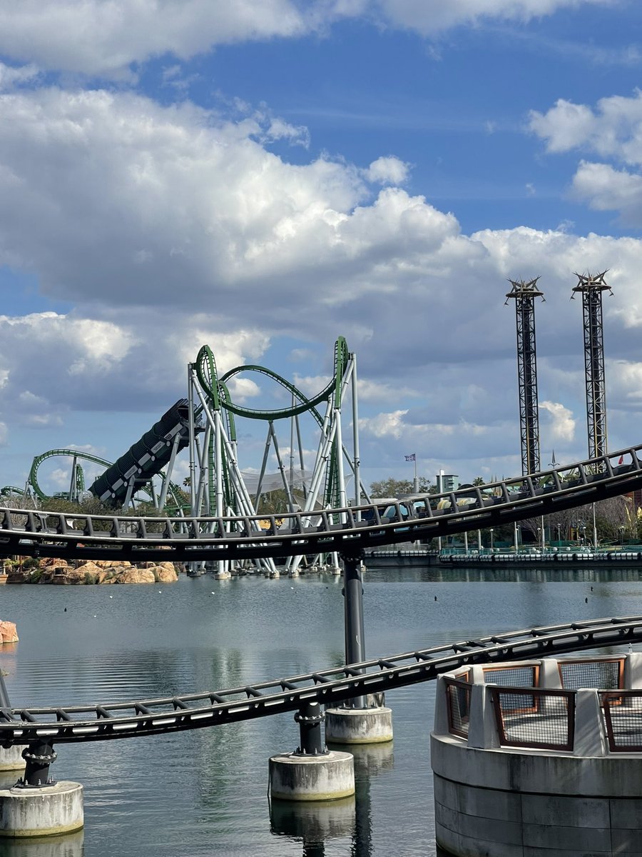 BiddixTimothy's tweet photo. People ask me why I’m I still single….. well I like Going to Universal Orlando Resort at lest 3 time a year, and HHN every first week of October. #hhn #universalorlandoresort #uoap #singlelife #universalstudioflorida https://t.co/w0DYVACGS6