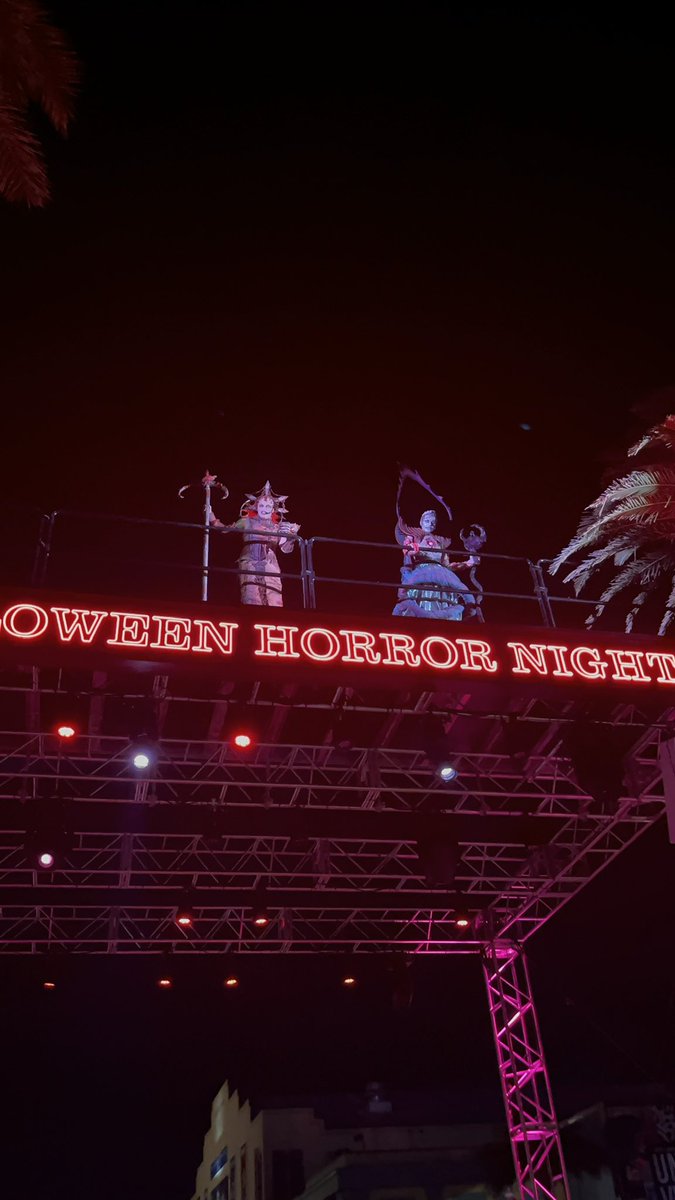 BiddixTimothy's tweet photo. People ask me why I’m I still single….. well I like Going to Universal Orlando Resort at lest 3 time a year, and HHN every first week of October. #hhn #universalorlandoresort #uoap #singlelife #universalstudioflorida https://t.co/w0DYVACGS6