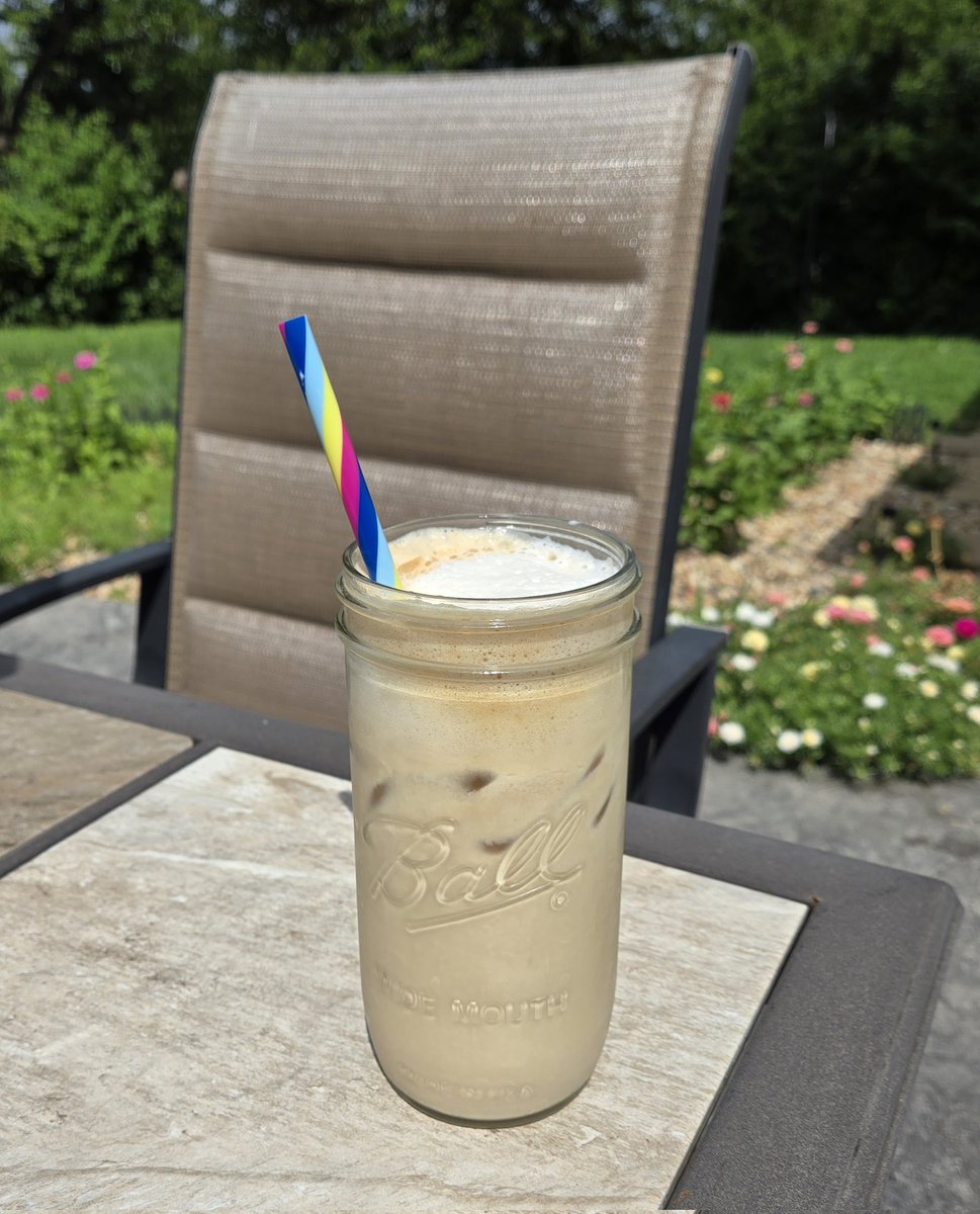 _mamavale's tweet photo. Yummies from this weekend.  I was able to sit outside and drink an iced coffee this morning (had to be early🌞) and the cutest lil burger cupcakes from the holiday 🍔🧨🎉. How is everyone's weather and did you eat anything yummy this holiday weekend? #onlyicedcoffee #onfinechina https://t.co/erCVO4cY8G