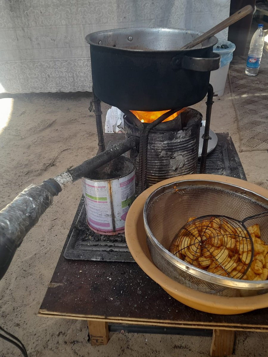 baraa_ubaida's tweet image. Our daily struggles in preparing food under the sun and high temperatures
Please don't forget to help me, we are here in dire need of you.🙏😭