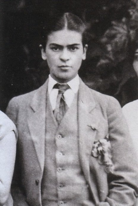 womensart1's tweet photo. Frida Kahlo #BOTD 🖤 https://t.co/HZkLPMtPzn