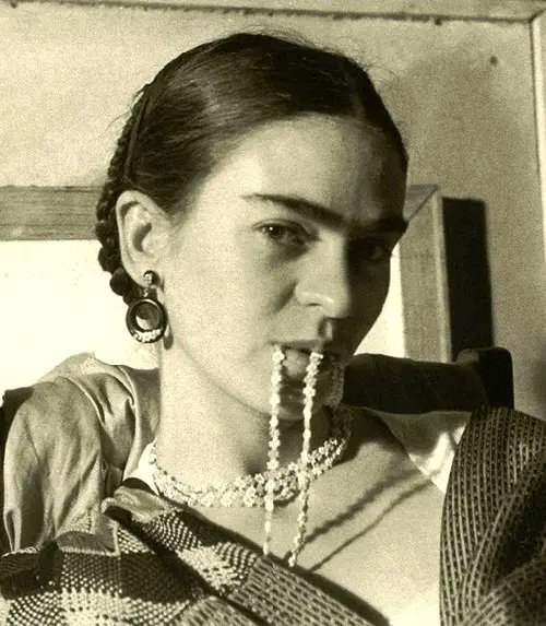 womensart1's tweet photo. Frida Kahlo #BOTD 🖤 https://t.co/HZkLPMtPzn