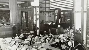 Octasanme1940's tweet photo. “Judios Fuera”
“Alemania para los alemanes”
“Este establecimiento es propiedad de judíos. Se prohíbe la entrada a alemanes.” 

Los mensajes y eventos de los disturbios “antigentrificación” del pasado viernes tienen una alarmante similiutud con la “Noche de los Cristales Rotos” de Alemania nazi. 

Ambos son eventos donde el racismo, el odio y la xenofobia incitan a la masa cobarde a la violencia y la destrucción. Ambos eventos instigados por un estado totalitario. 

Exaltar la marcha es exaltar la violencia racial y el fascismo.