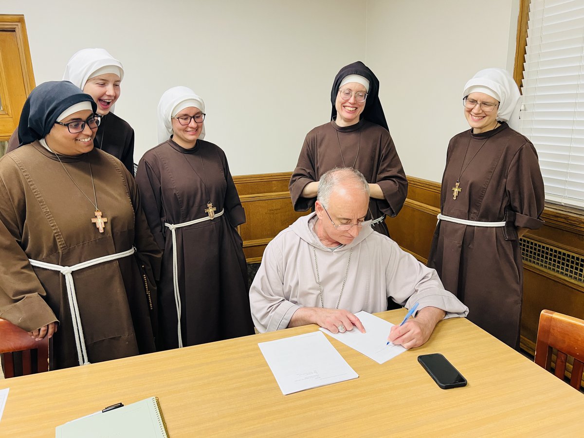 Missionola's tweet image. The St. Hyacinth convent project has made progress this week! We signed the contract for the purchase of the building.
We will need to obtain a City of Chicago permit to begin work.
The total estimated cost of this project is $2.7 million.
missionola.com/christmas2023.…