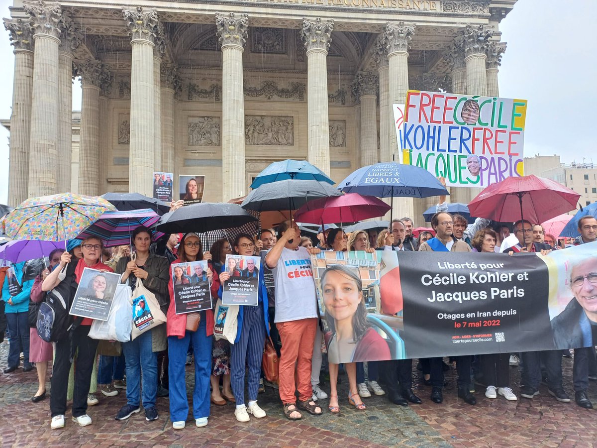 Nous étions rassemblés aujourd'hui à Paris pour réclamer la liberation de Cécile et Jacques.
Famille, amis, proches, collègues, ex otages, ex détenu(e)s.
Enseignants, avocats, élus, journalistes.
Nous étions réunis pour la liberté.
#FreeCecileKohler #FreeJacquesParis