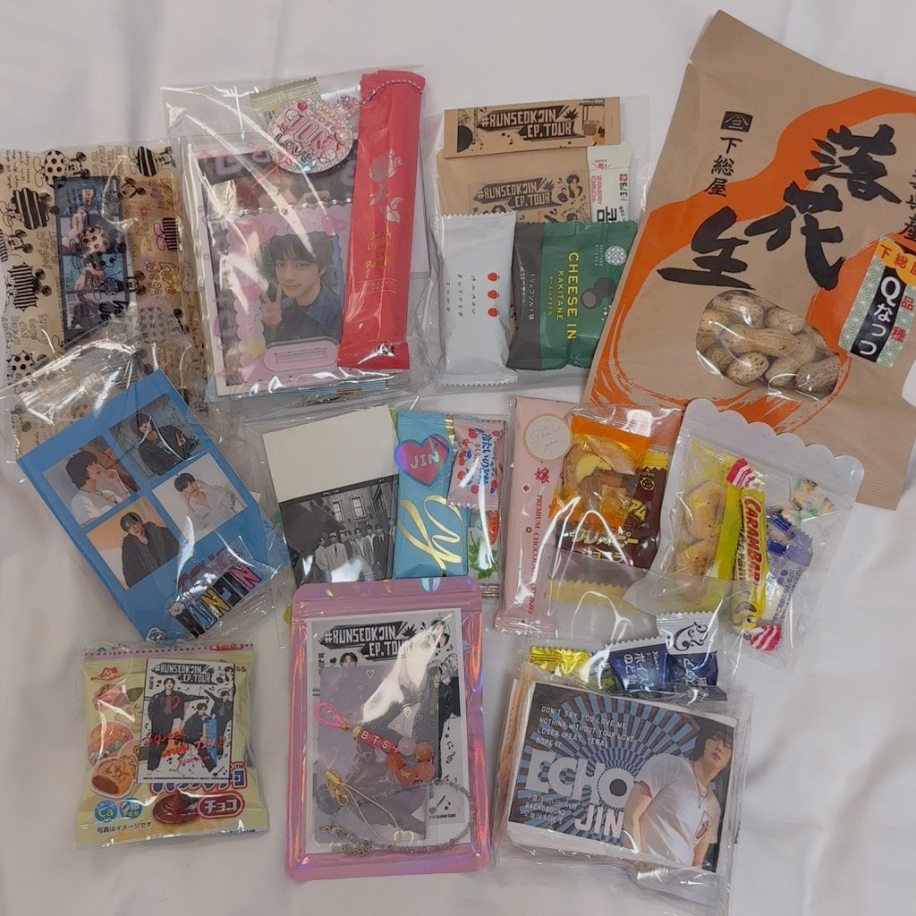 幕張2日目楽しすぎましたー！沢山歌えて、じんくんもアミもやり切った感じ🎵じんくんほぼ休みなく歌と進行してて本当にアミを楽しませてくれて笑いが絶えなかった〜🤣次は大阪！本当に楽しみなので少しでも歌は覚えて行きたいな〜🎵ソンムル交換もありがとうございました😊
#RUNSEOKJIN_epTOUR_JAPANN