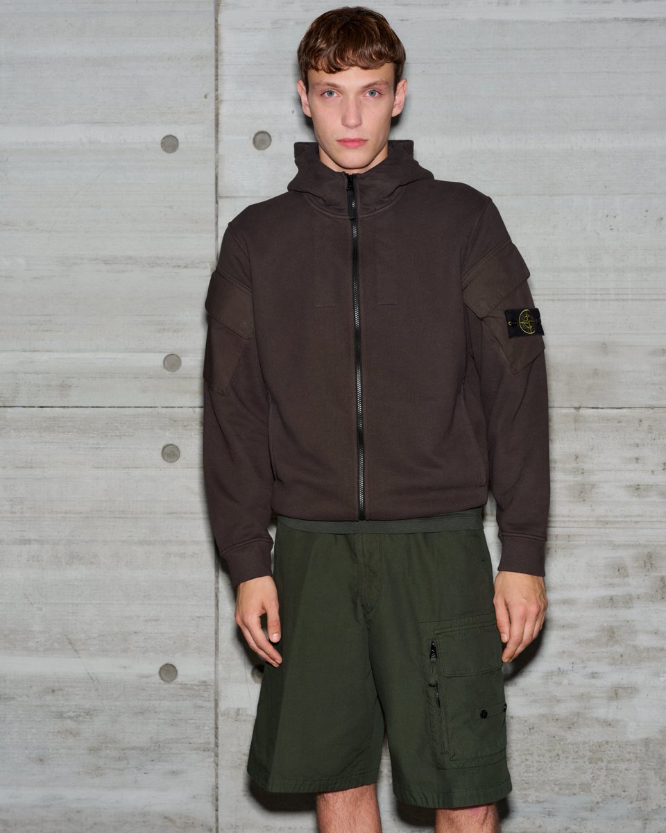 STONE ISLAND AUTUMN_WINTER ‘025-‘026

6100009 Hooded sweatshirt in brushed organic cotton fleece. Featuring bellows sleeve pockets with elasticated trims. Garment dyed. 

#StoneIslandAW25