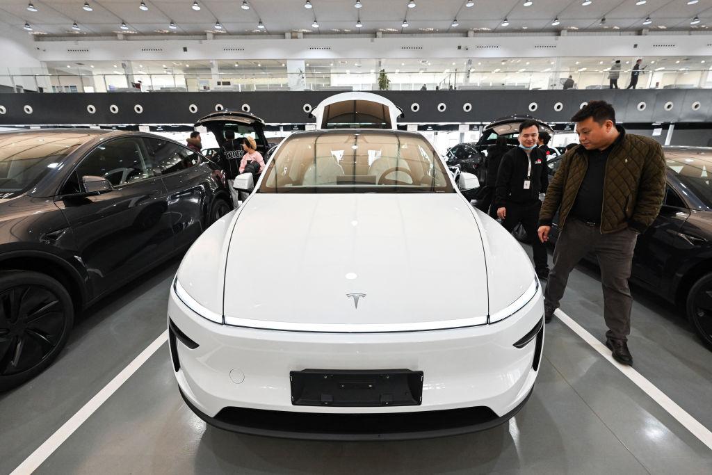 Tesla boekt succes in het VK terwijl verkoop elders daalt businessam.be/tesla-verkoop-… #Tesla #elektrischeauto #verkoop #autoverkoop #ModelY