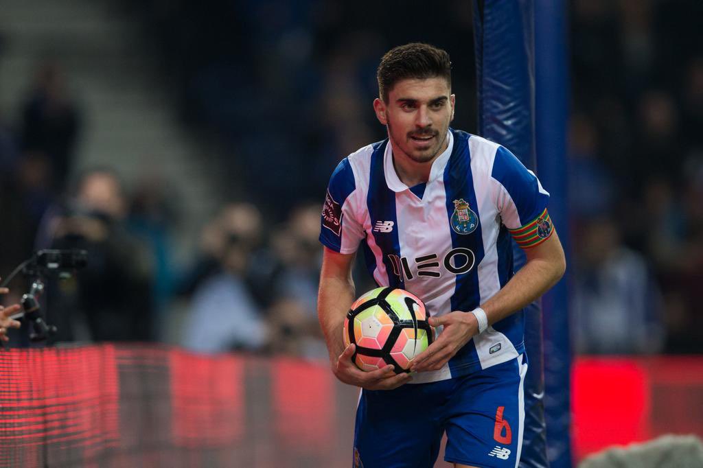 Tenho a certeza que o Rúben quer voltar a Portugal para estar com a família e para voltar ao FC Porto.
Se pedir ao Al-Hilal para sair,certamente não vão pedir muito,talvez até por 15 milhões se feche o negócio. 
A nossa direção tem de tentar tudo para trazer o Rúben.
Volta💙