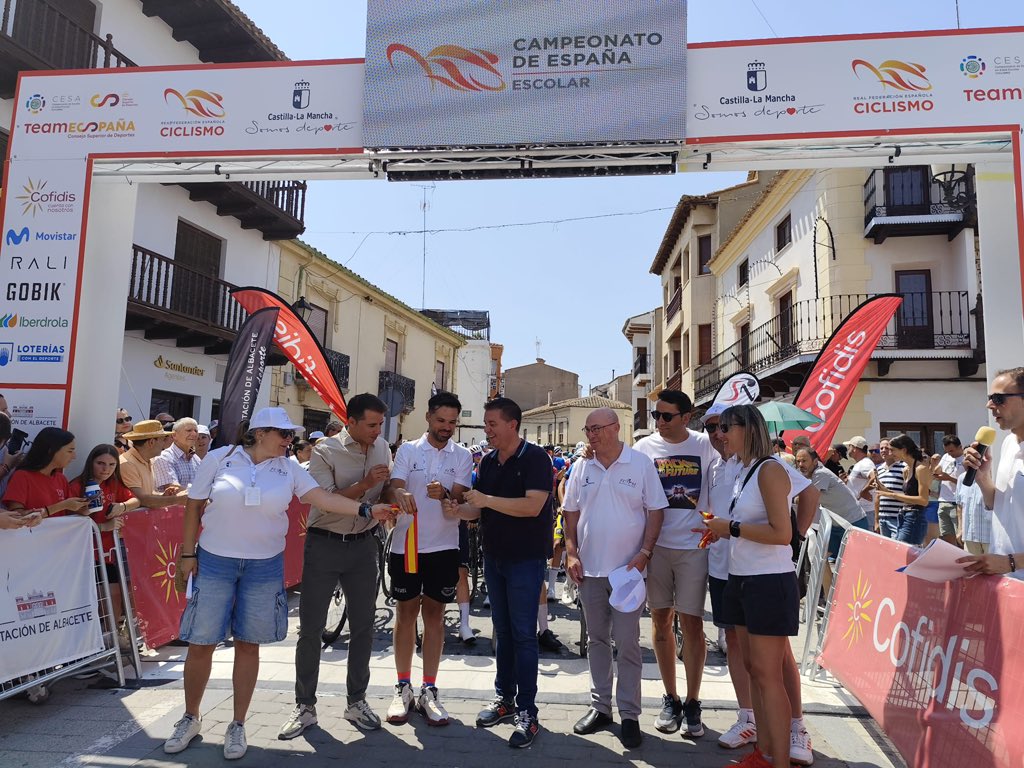 Deportes Castilla-La Mancha (@deportesclm) on Twitter photo 🔝 El <a href="/gobjccm/">Gobierno de Castilla-La Mancha</a> celebra que Castilla-La Mancha vuelva a ser el epicentro del deporte escolar nacional
🚲 Tarazona de la Mancha (Albacete) ha acogido este fin de semana el Campeonato Nacional de Ciclismo Escolar
🔗 Toda la información: castillalamancha.es/node/404861
#DeportesCLM 🔝 El <a href="/gobjccm/">Gobierno de Castilla-La Mancha</a> celebra que Castilla-La Mancha vuelva a ser el epicentro del deporte escolar nacional
🚲 Tarazona de la Mancha (Albacete) ha acogido este fin de semana el Campeonato Nacional de Ciclismo Escolar
🔗 Toda la información: castillalamancha.es/node/404861
#DeportesCLM