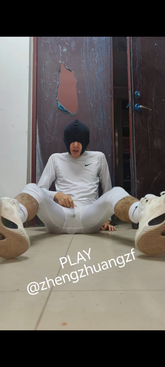 图书馆系列③
将假屌塞入菊花，穿好高弹，前锁后塞，控R暴吸，菊花的不断被刺激，锁屌狂流前列腺液🥵🥵
（前列腺液流的最多的一次，高弹裆部都湿透了）
#高弹 #肛塞 #自插 #白袜 #暴露 #控r #前列腺液 #发骚