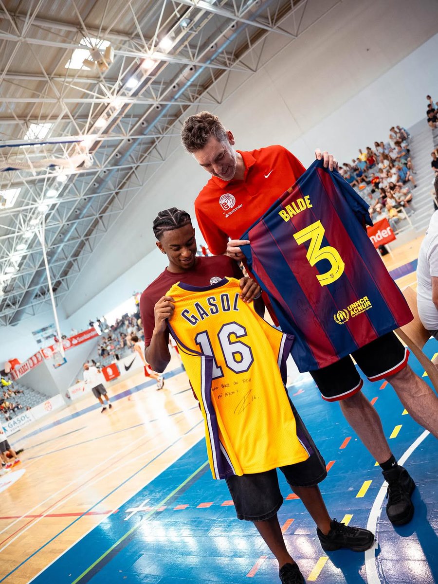elchiringuitotv's tweet photo. 🏀 PAU GASOL X BALDE ⚽️

🤜🤛 Conexión baloncesto - fútbol, conexión culé. https://t.co/k6tF8U5KFm