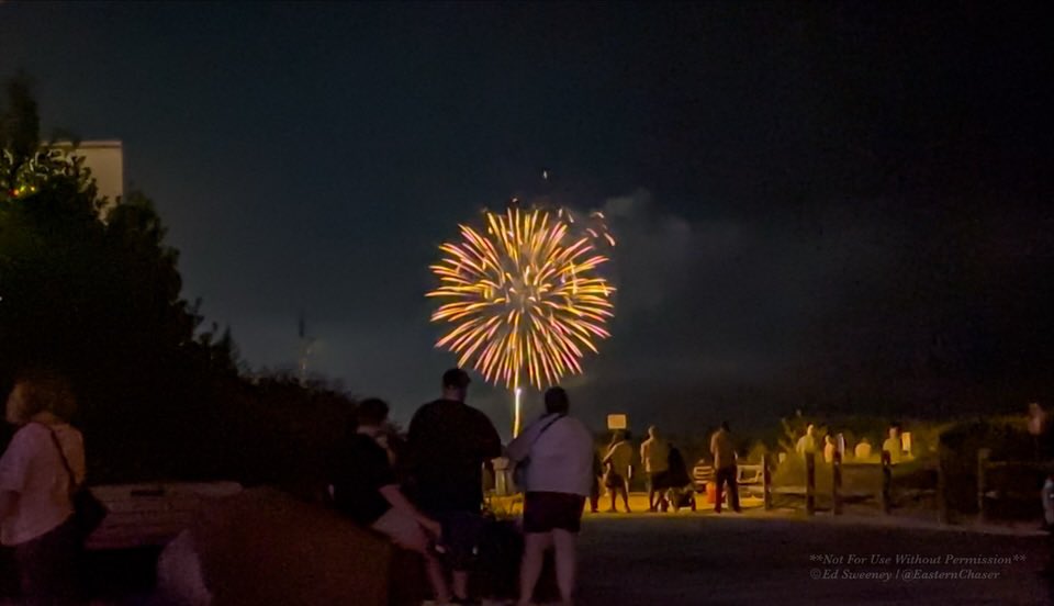 EasternChaser's tweet image. People watching the Independence Day fireworks display in Wildwood Crest, NJ on the evening of 7/4/25. #fireworks #nj #Happy4thofJuly