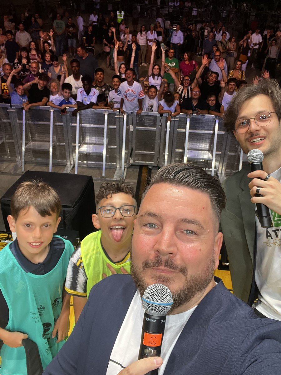 Commentare una finale di #fc25 davanti a più di 3000 persone è indescrivibile!
Un evento fantastico,una partecipazione pazzesca e una finale indimenticabile!
Una valanga di emozioni in una notte bianca di mezza estate.
Grazie Scoppito, grazie l’aquila!
 @90mber &amp; <a href="/_ilgrave_/">iLGrave</a>  🎙️