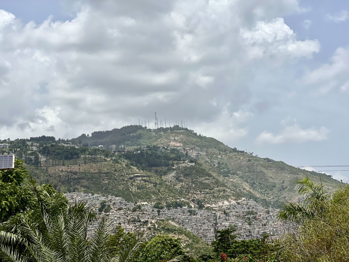 Mòn Lopital ap disparèt… e sa pa sanble deranje pèsonn!🤷🏽‍♂️