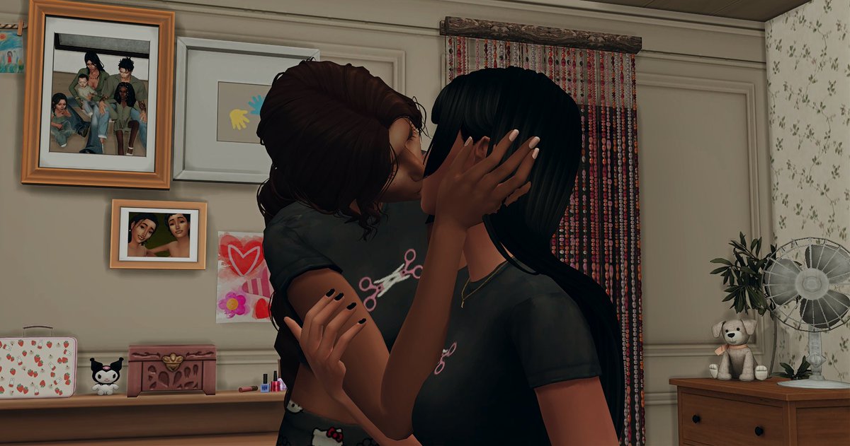 simsolette's tweet image. These recolors sure come in handy when you have two gorgeous girls having a "normal" sleepover π
Thanks to @solitasims for them!