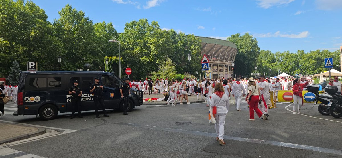 policia's tweet image. Durante los #Sanfermines2025,  agentes de la #UIP están desplegados en #Pamplona con un objetivo 

👉 Garantizar TU #seguridad 

¡Viva San Fermín!🤍❤️