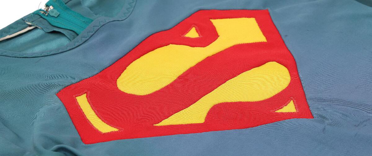 CapedWonderJim's tweet image. BUYER BEWARE:
This is a poorly constructed, inaccurate Christopher Reeve Superman costume FORGERY. The auction house should be ashamed of themselves for doing no research and choosing to offer this costume as authentic.
bruun-rasmussen.dk/m/lots/1C07A58…