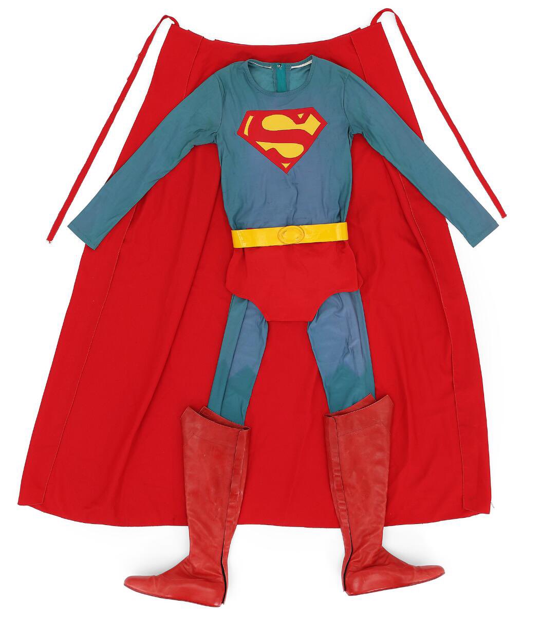CapedWonderJim's tweet image. BUYER BEWARE:
This is a poorly constructed, inaccurate Christopher Reeve Superman costume FORGERY. The auction house should be ashamed of themselves for doing no research and choosing to offer this costume as authentic.
bruun-rasmussen.dk/m/lots/1C07A58…