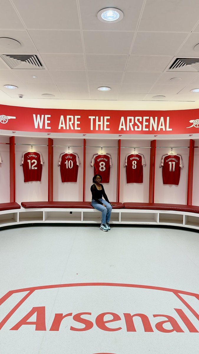 ✨Emirates Stadium Tour✨

Wore my best smile and a little sparkle to match the #Arsenal energy.

#Coyg #arsenal #arsenalwomen #stadiumtour #arsenalstadiumtour