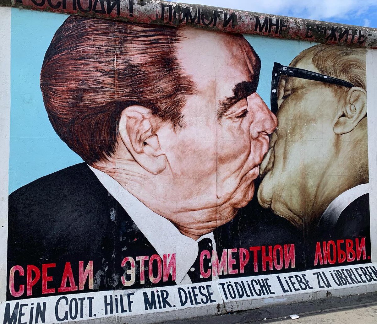 En Leonid Brezhnev i l’Erich Honecker s’estimaven molt, però mai com ho fem l’Esther i jo 😋😘