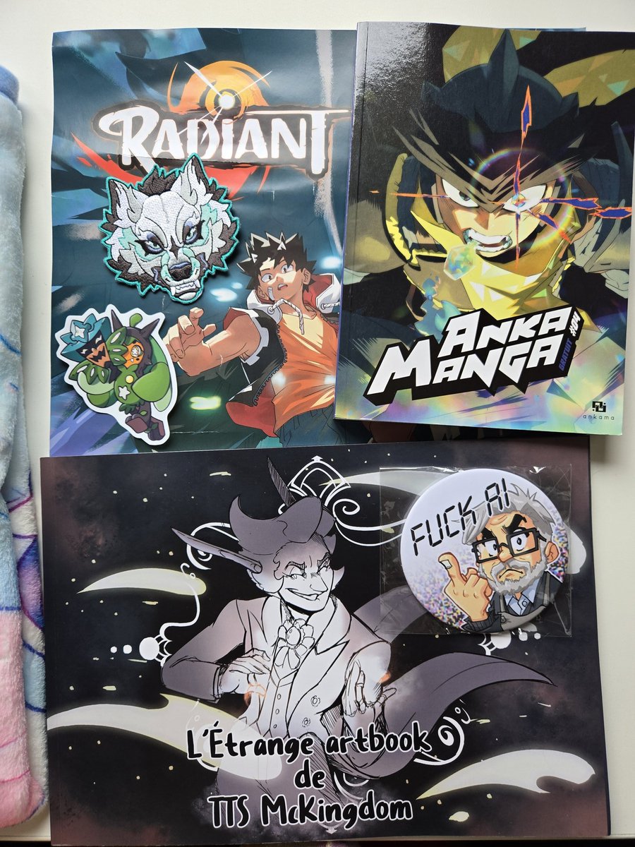 pan_da_ma_ni_ac's tweet photo. - My #RADIANT and #CyfandirChronicles mangas signed by #TonyValente and @naokuren. Merci encore beaucoup beaucoup !

- The goodies I bought on @Mi_eau, Taempest, @Siplick &amp; @ukyopointfr stalls.

- @stark_mcking's artbook ! Merci pour ce week-end !

#JapanExpo #JapanExpo2025 https://t.co/q00gUe7EX9