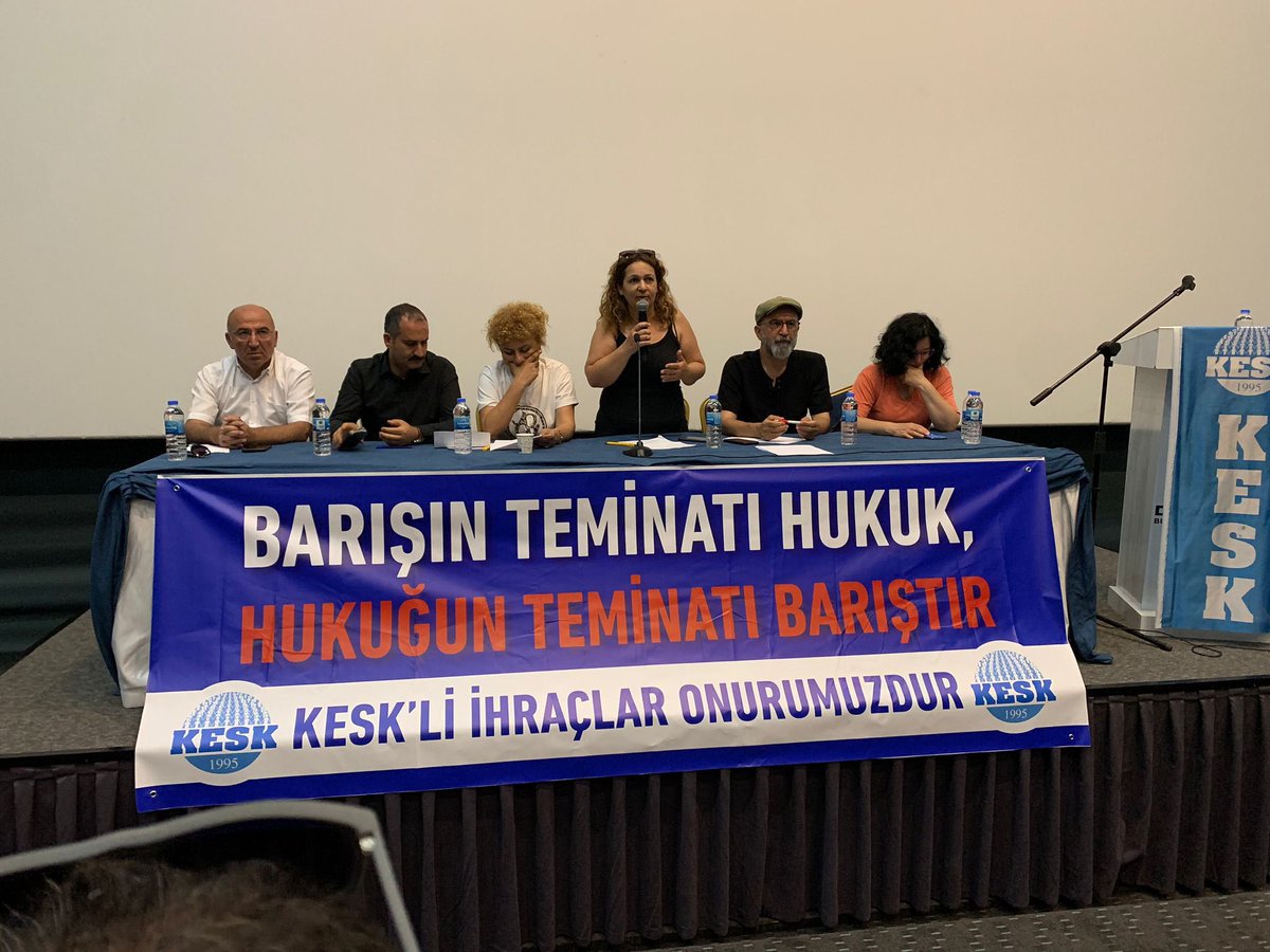 📣137. hafta “#KHKlerGidecekBizKalacağız” buluşmasına, SES MYK üyeleri Deniz Topkan ve Eylem Kaya Eroğlu, KESK Eş Genel Başkanı Ayfer Koçak, KESK’e bağlı iş kollarının MYK üyeleri, çevre illerden gelen emekçiler ile siyasi partilerin ve meslek örgütlerinin temsilcileri katıldı.