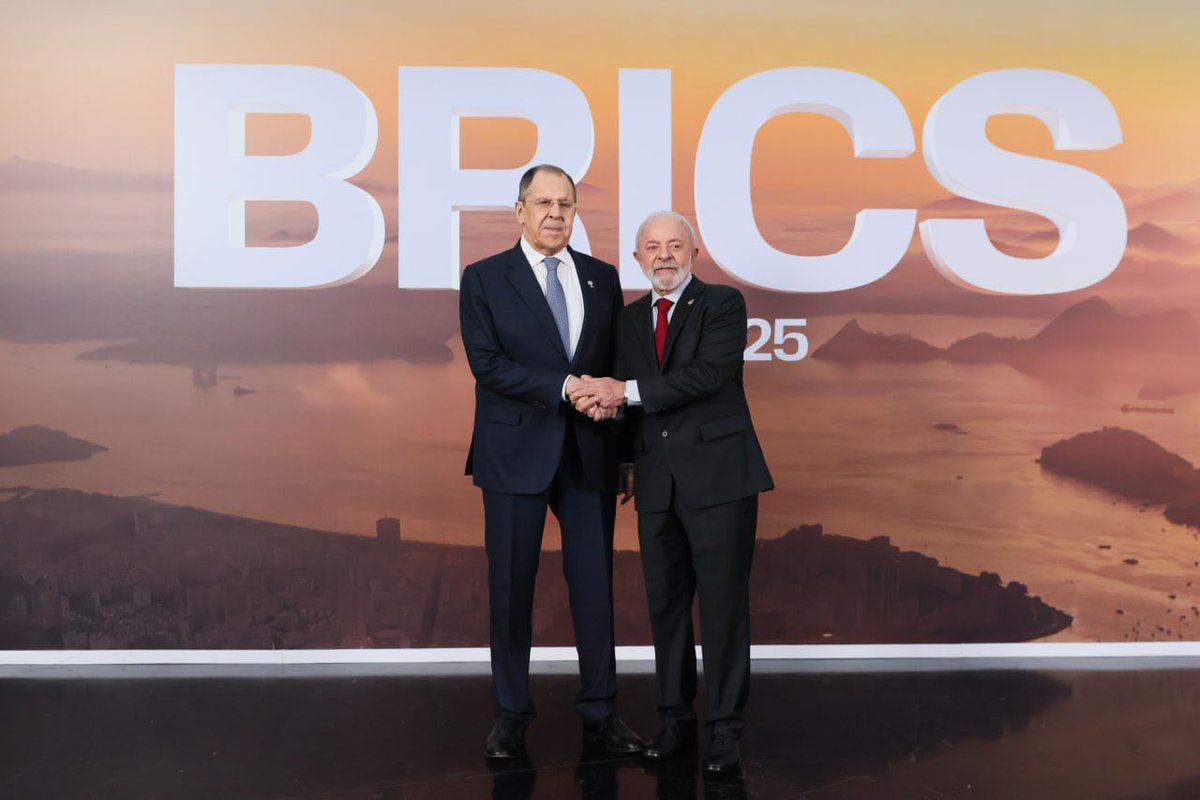 📸 #FotoDelDía

El Presidente de la República Federativa de Brasil, Luiz Inácio Lula da Silva, saluda al Canciller ruso, Serguéi Lavrov, en una ceremonia fotográfica previa a la XVII sesión de la Cumbre de los #BRICS

📍 Río de Janeiro, 6 de julio

#BRICS2025