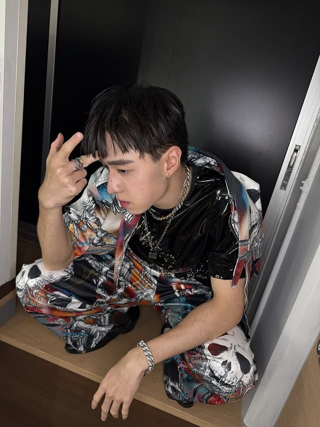qtpwww's tweet photo. how to be super annoying and cute https://t.co/HMHdWt4lyj