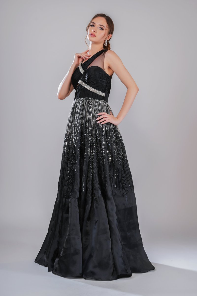 SmitaShrinivas's tweet photo. All you need is a little imagination when black is your favorite color. We have something fresh to offer: sophistication and elegance. This black gown with sequins and beading on one shoulder is just what you've been
searching for.
#luxury #womenfashion #fashion #luxurydresses https://t.co/0dQDW64TLt