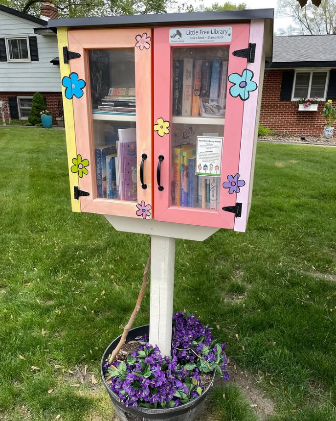 LtlFreeLibrary's tweet image. Petal power 🌼
Shop the Double Door Shed Little Free Library (pictured here) and more: lflib.org/shop