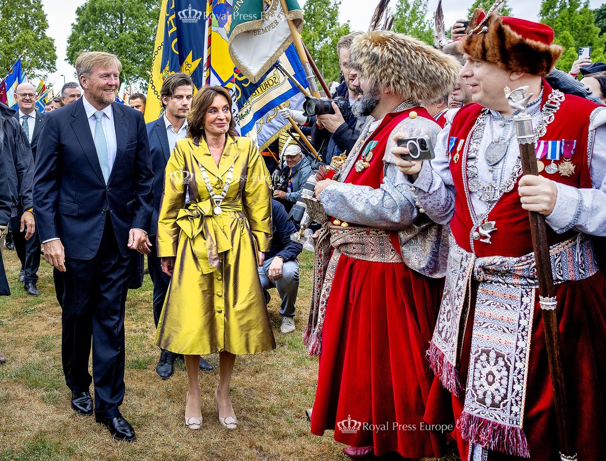 Royaleurope's tweet photo. Koning Willem-Alexander bij traditionele schuttersfeest.
Een bijzondere dag waarop traditie, gemeenschap en koninklijke betrokkenheid samenkwamen. ยฉAlbert Nieboer #KoningWillemAlexander #KoninklijkBezoek #Schuttersfeest #Traditie #CultureelErfgoed #Nederland #RoyalPressEurope https://t.co/JBU6bRYi3C