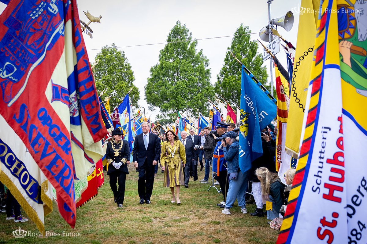 Royaleurope's tweet photo. Koning Willem-Alexander bij traditionele schuttersfeest.
Een bijzondere dag waarop traditie, gemeenschap en koninklijke betrokkenheid samenkwamen. ยฉAlbert Nieboer #KoningWillemAlexander #KoninklijkBezoek #Schuttersfeest #Traditie #CultureelErfgoed #Nederland #RoyalPressEurope https://t.co/JBU6bRYi3C