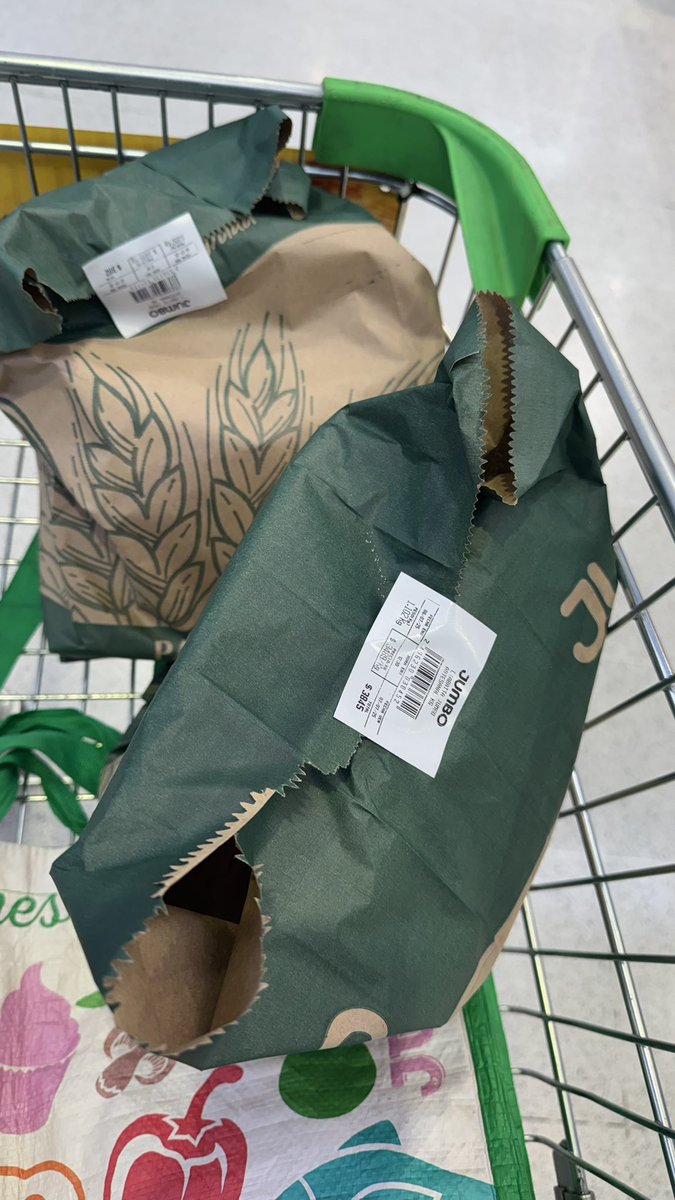 fmenav's tweet photo. @JumboChile_ no les parece que las bolsas de papel de la panaderia ya estan muy delgadas? Se rompen antes de llegar a la pesa. Y los adhesivos con el precio valen hongo, no duran nada pegados. Hagan algo. Ni las panaderias de Barrio tienen papel tan rasca https://t.co/9RIFFgQ1ZF