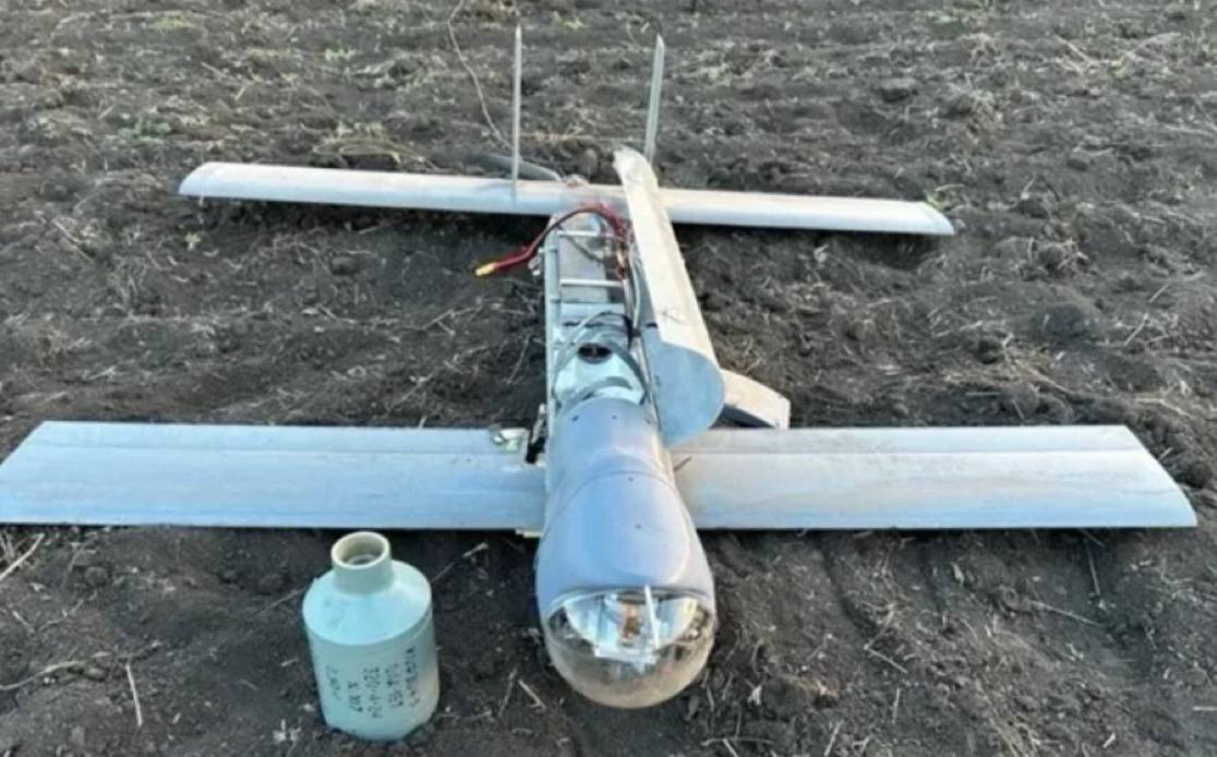 Información de la Inteligencia de Defensa de Ucrania tras la 'disección' de un dron ruso V2U.
Los rusos están lanzando masivamente nuevos drones de ataque V2U, capaces de detectar y atacar objetivos de forma autónoma sin operador, utilizando no GPS, sino visión artificial. Estos