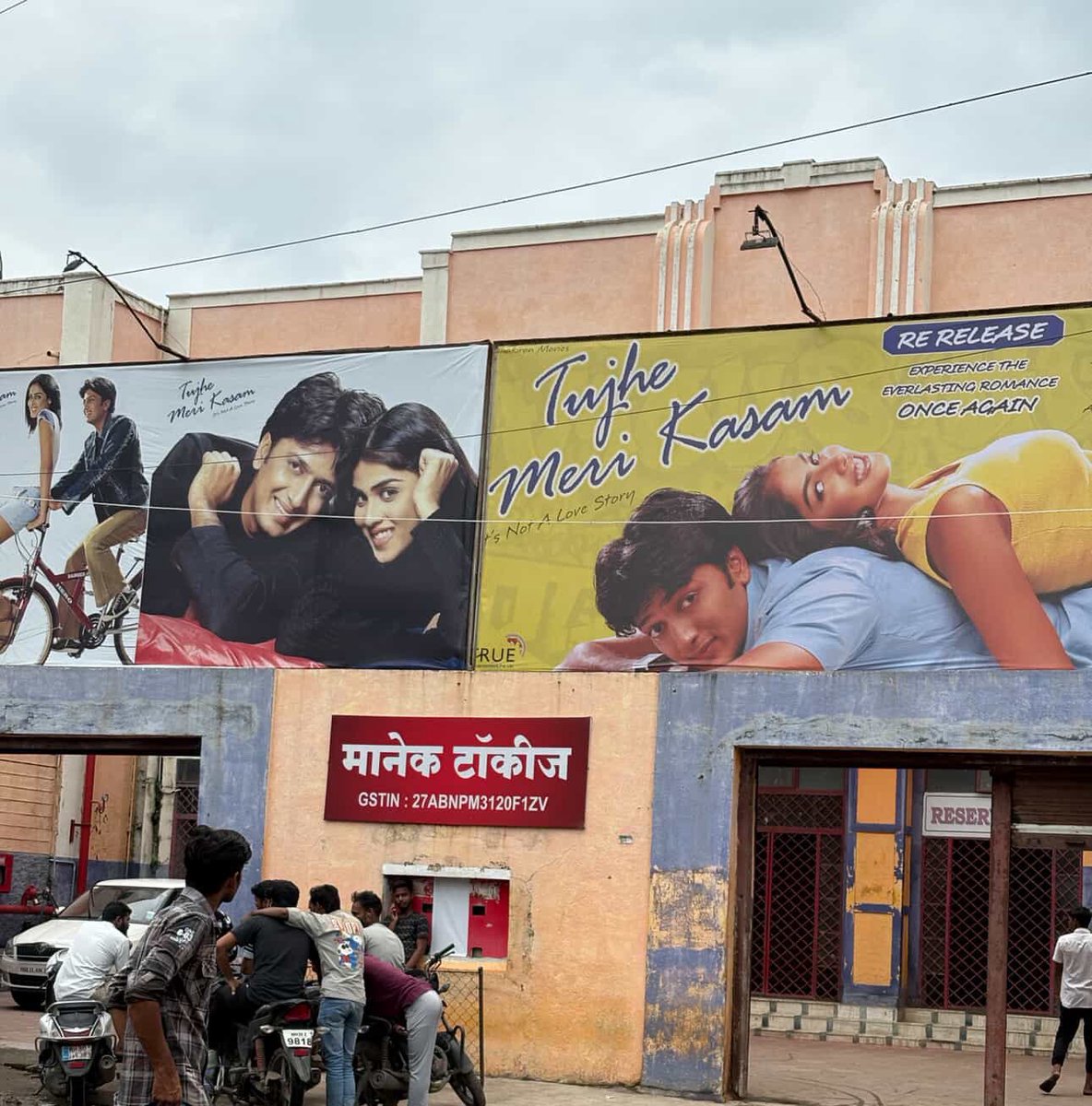 nikhilkedd's tweet image. Even after so many years the love for #TujheMeriKasam is constant
@Riteishd dada @geneliad have their own DDLJ second longest running film it released on 3rdJan2003
Perfect family entertainer
It re release in Maharashtra with sold out shows ❤️
PS - It’s not a love story