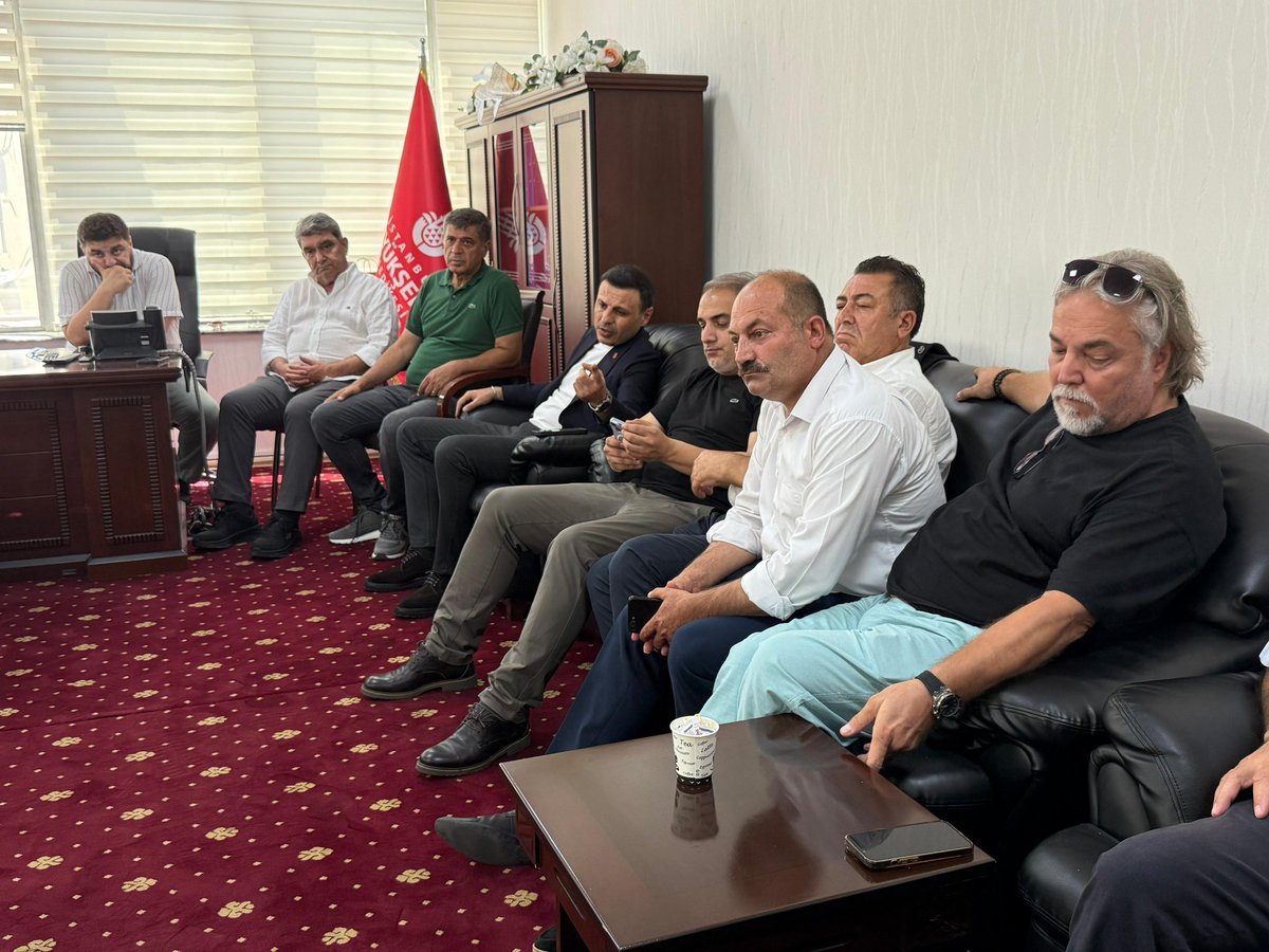 Demokrasi ayakta, biz buradayız!

İstanbul Vatan Emniyet Müdürlüğü önündeyiz. İstanbul İl Başkanımız Özgür Çelik, milletvekillerimiz ve partililerimizle birlikte bu adaletsizliğe karşı omuz omuzayız.