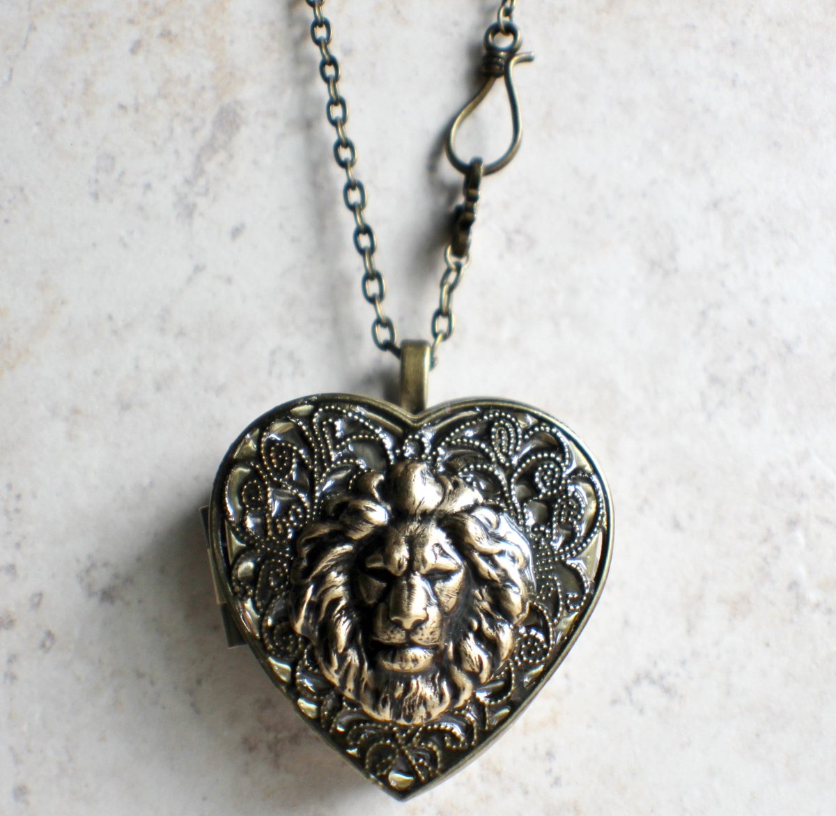 #jewelry #Collectible Heart shaped lion music box locket, in bronze.
$100.00
Get here bit.ly/30I1lSp